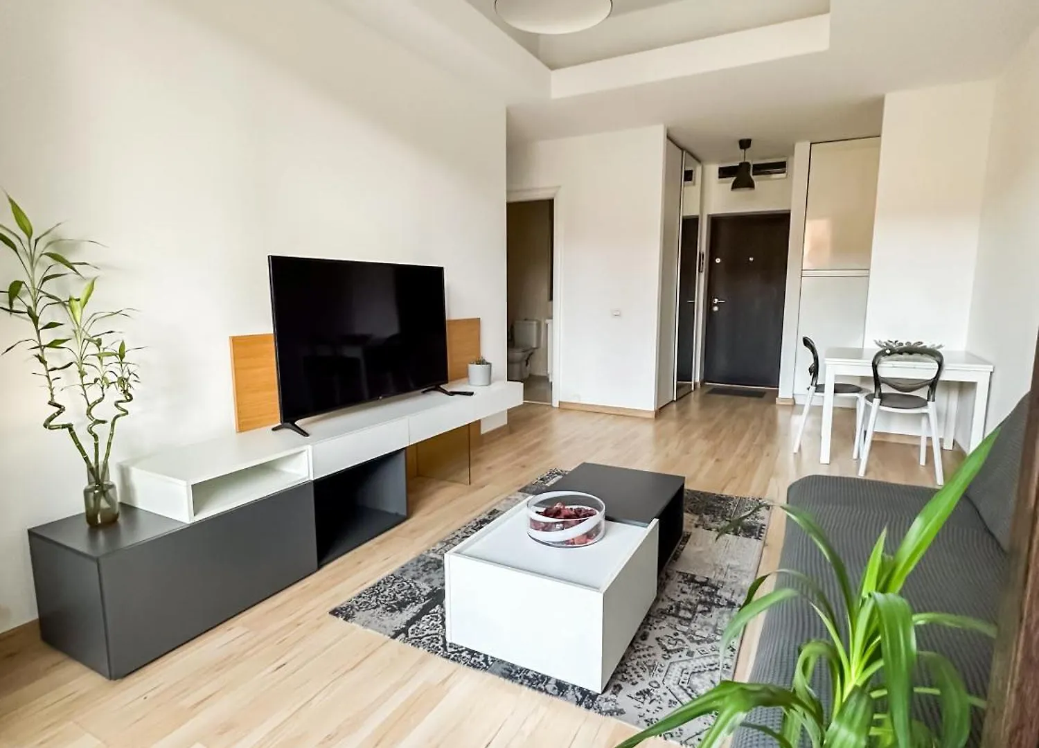 Garden Apartment - Herastrau Park 3Min Walk Bucharest