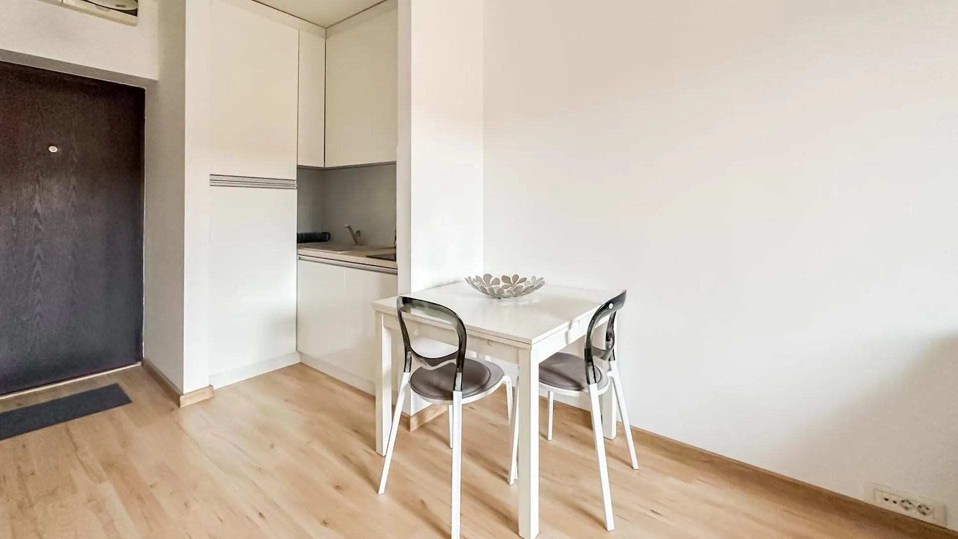 Garden Apartment - Herastrau Park 3Min Walk Bucharest
